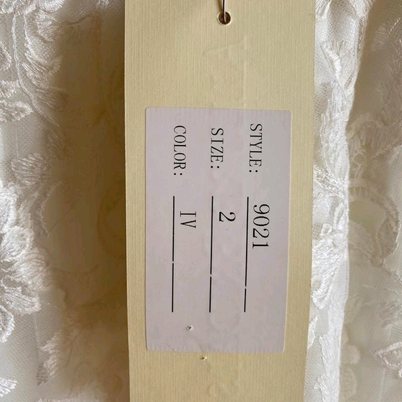 NWT Allure Bridals backless lace wedding gown sz 2 - Picture 4 of 6